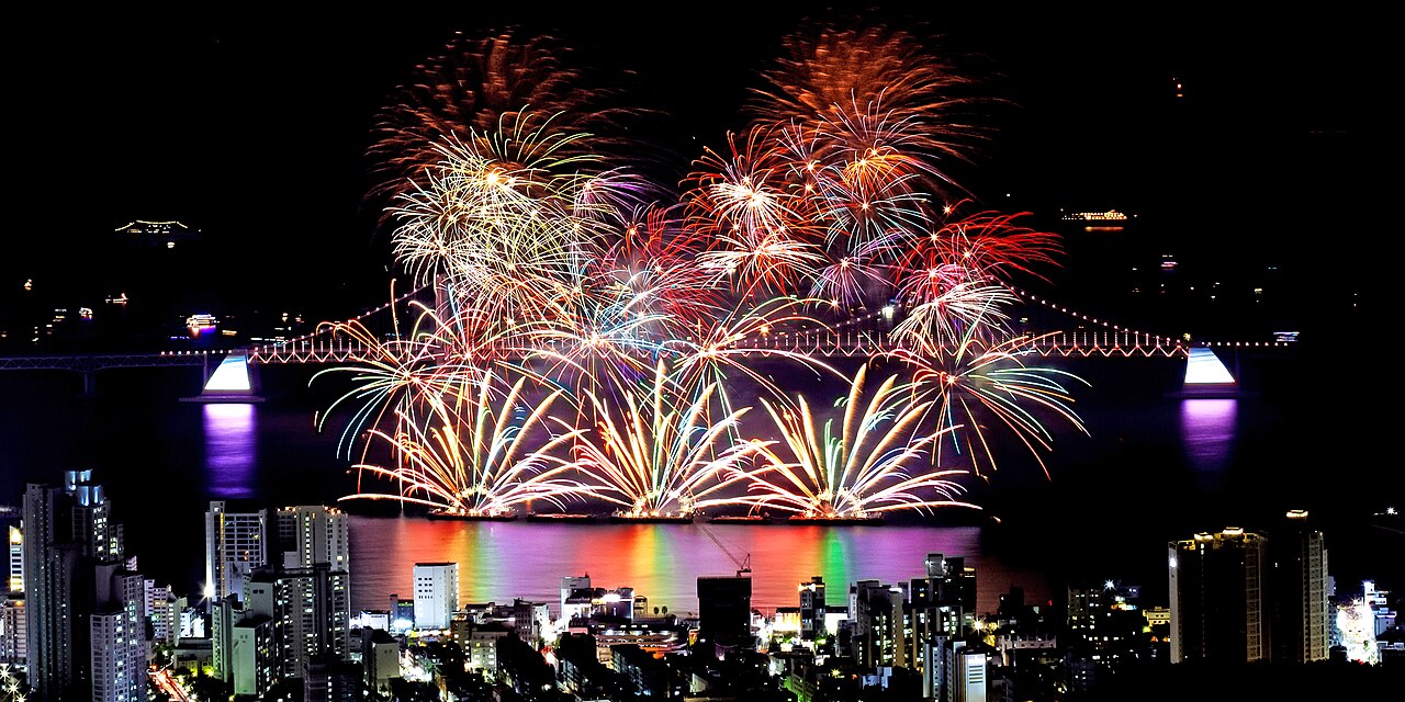 Fuegos artificiales del Festival de Fuegos Artificiales de Busan sobre el puente Gwangan