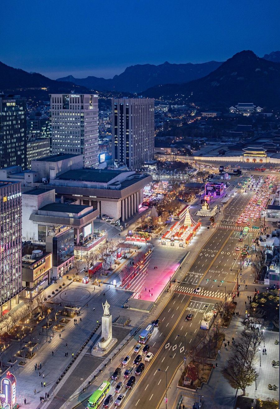 La plaza Gwanghwamun y la avenida Sejong-daero iluminadas en una noche de invierno