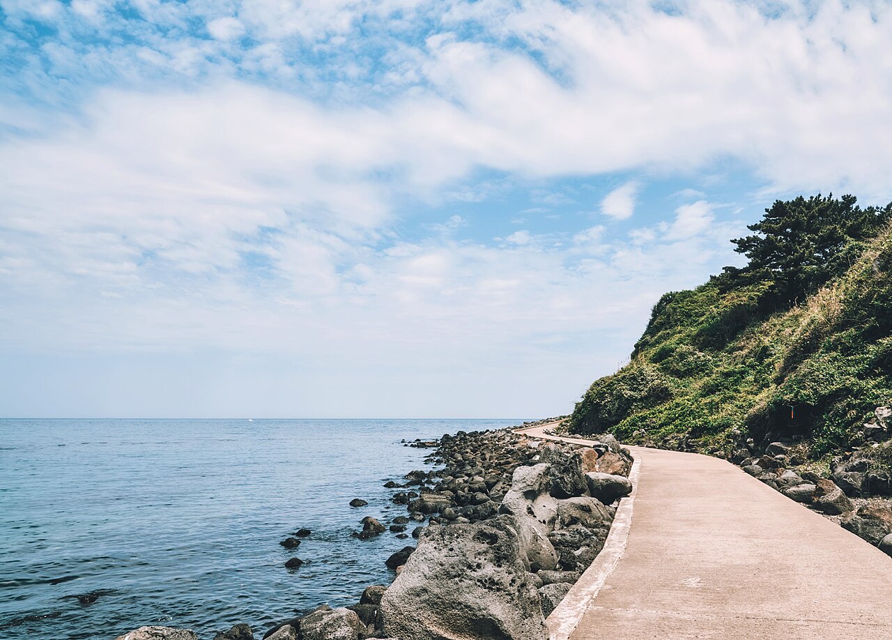 Un sendero costero de Jeju Olle junto al mar
