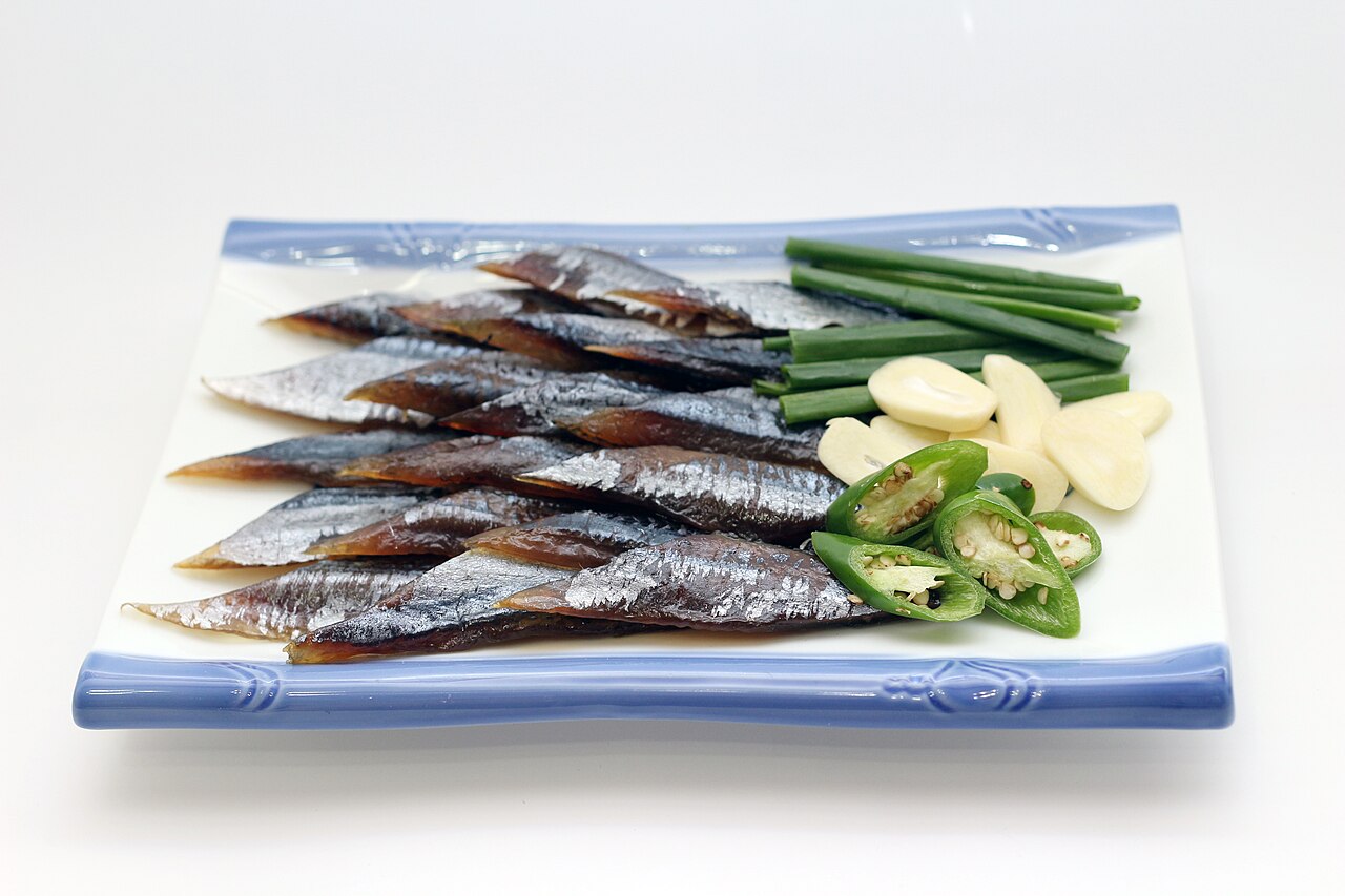 Un plato de gwamegi, pescado semiseco, con cebolleta y ajo