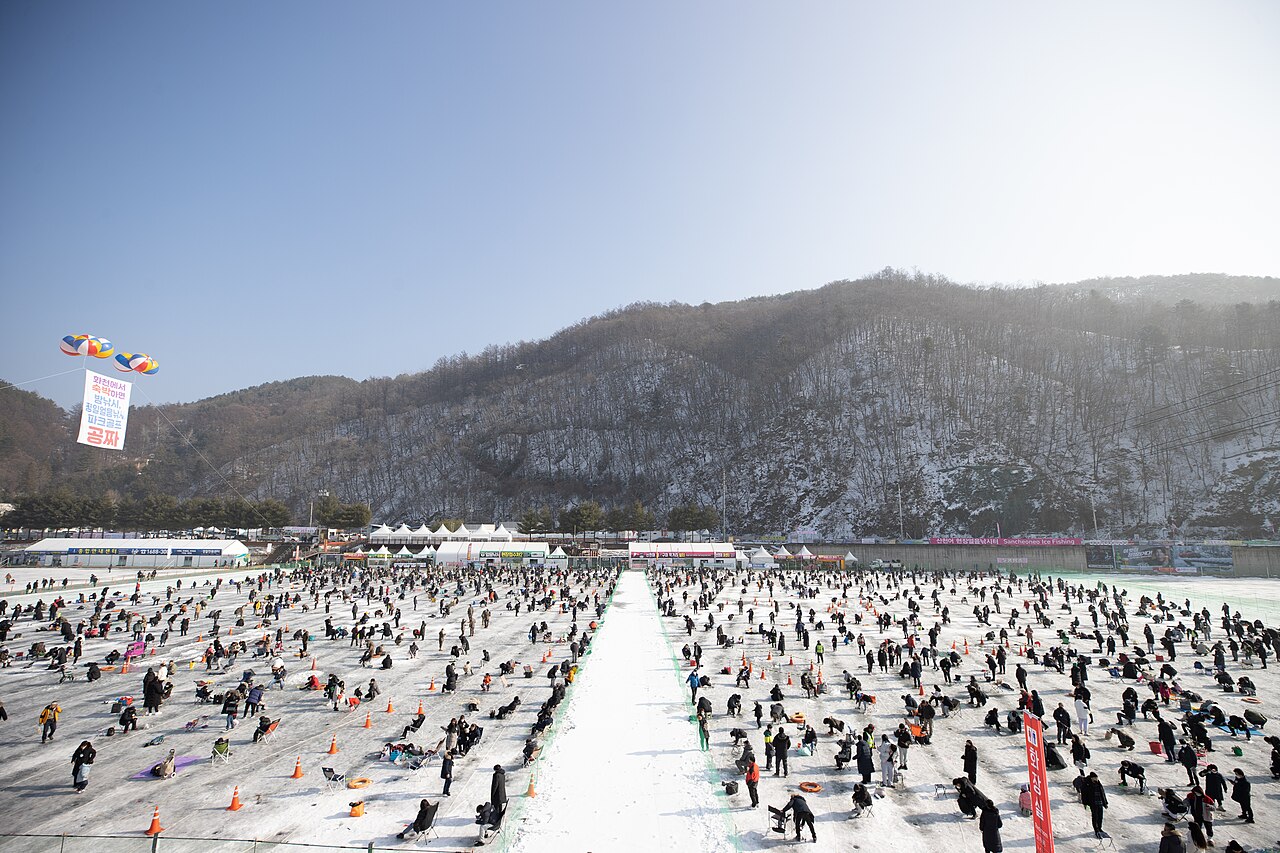 Visitantes pescando en el hielo en el Festival del Hielo Sancheoneo de Hwacheon